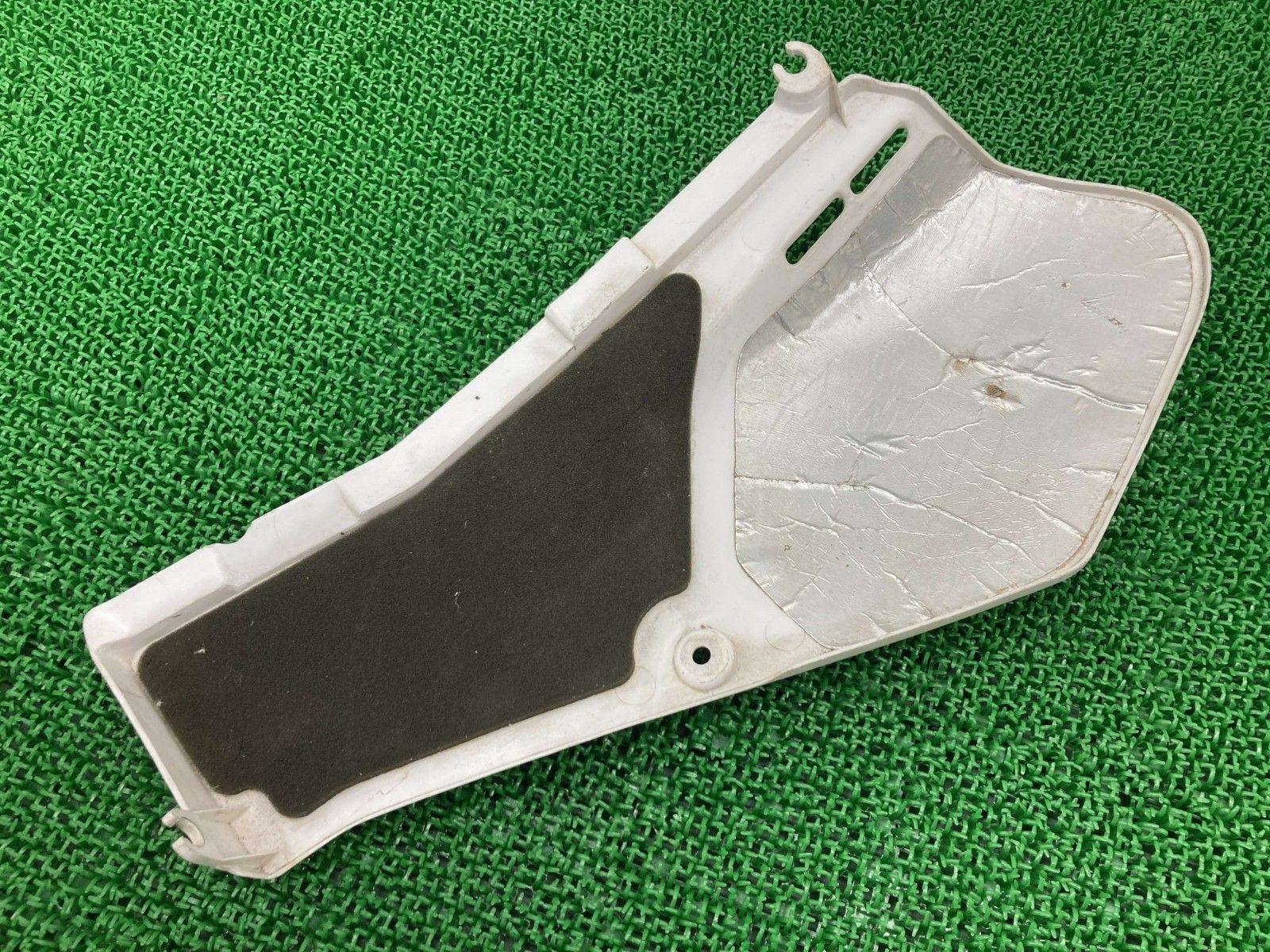 TT250R サイドカバー 右 白 ヤマハ 純正 中古 バイク 部品 4GY 割れ