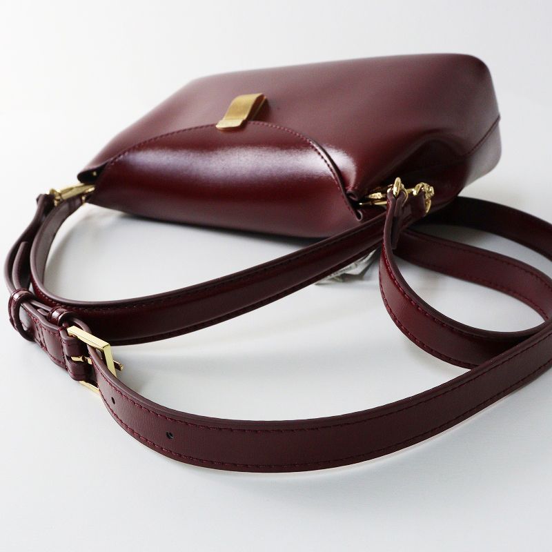 美品 チャールズアンドキース CHARLES & KEITH Wisteria ウィステリア 
