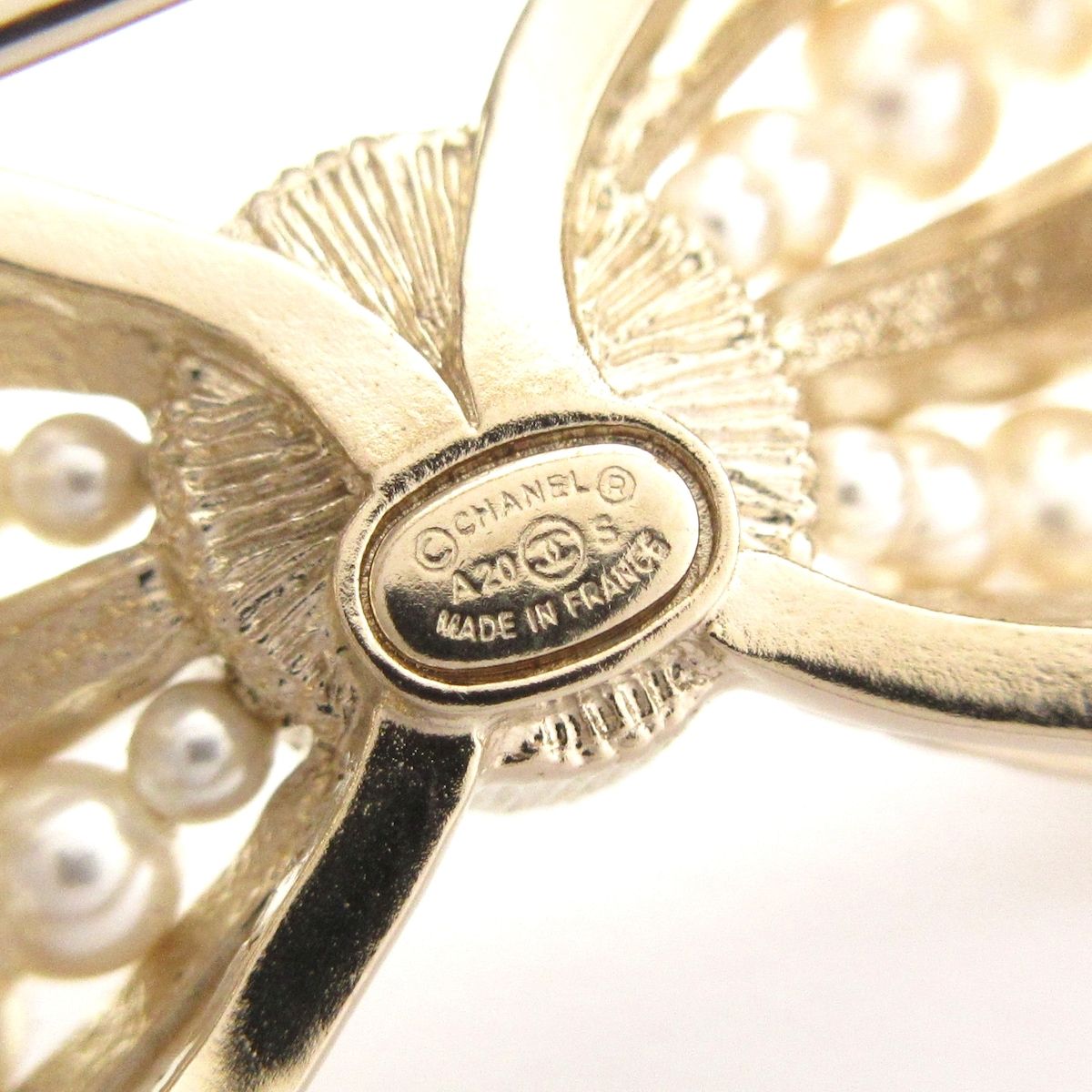 CHANEL(シャネル) ブローチ美品 ココマーク ゴールド×クリア×白 リボン