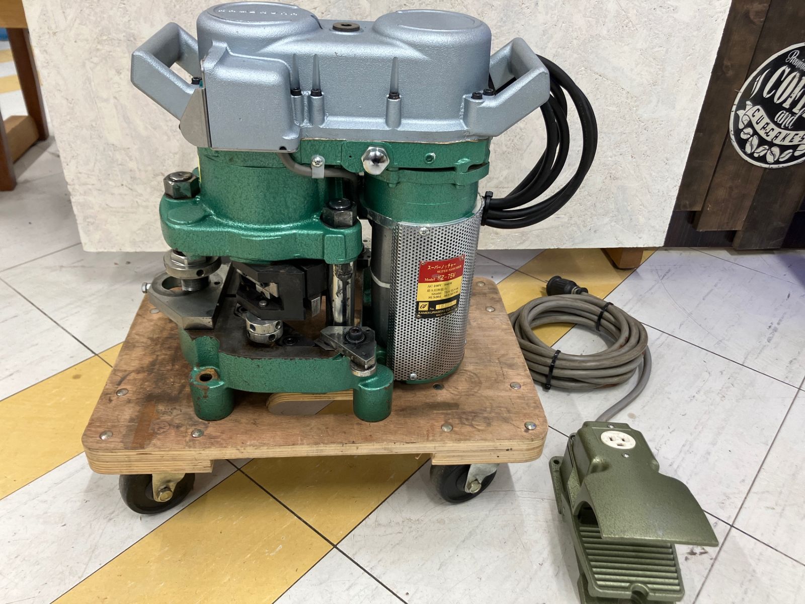 動作品 亀倉精機 スーパーノッチャー アングル加工機 KZ 75 V フットスイッチ付 電動油圧式 切断♪アクトツー ♪N福