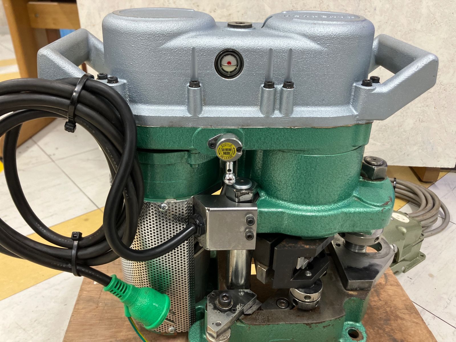 アングル加工機