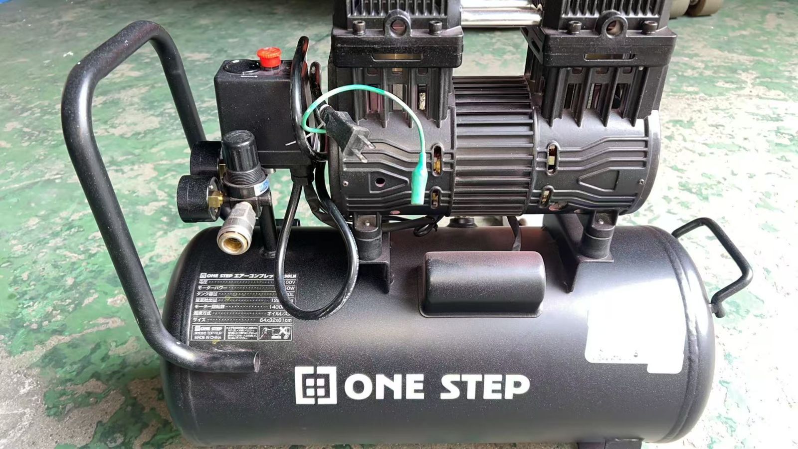 中古美品 エアーコンプレッサー 静音 100v 30L オイルレス黒 26-9