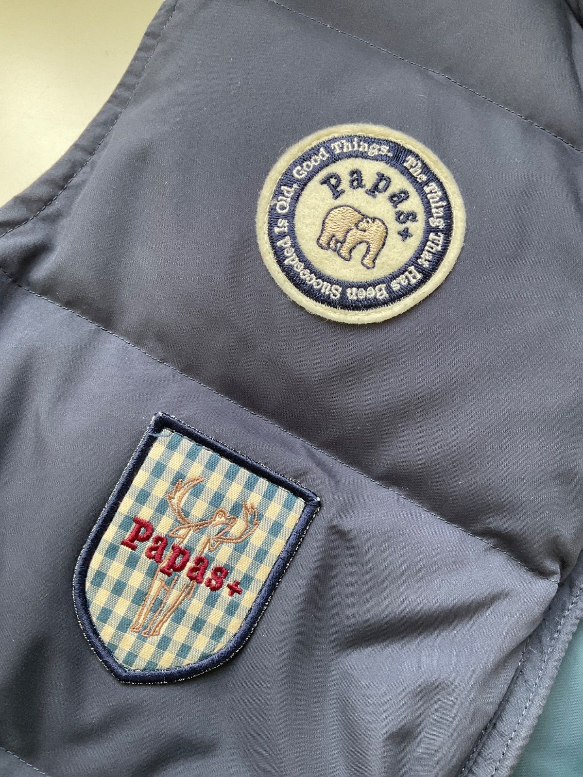 入手困難✨ パパスプラス ダウンベスト Mサイズ メンズ ワッペン グリーン パパスプラス ダウンベスト ワッペン メンズ Mサイズ ネイビー - メルカリ