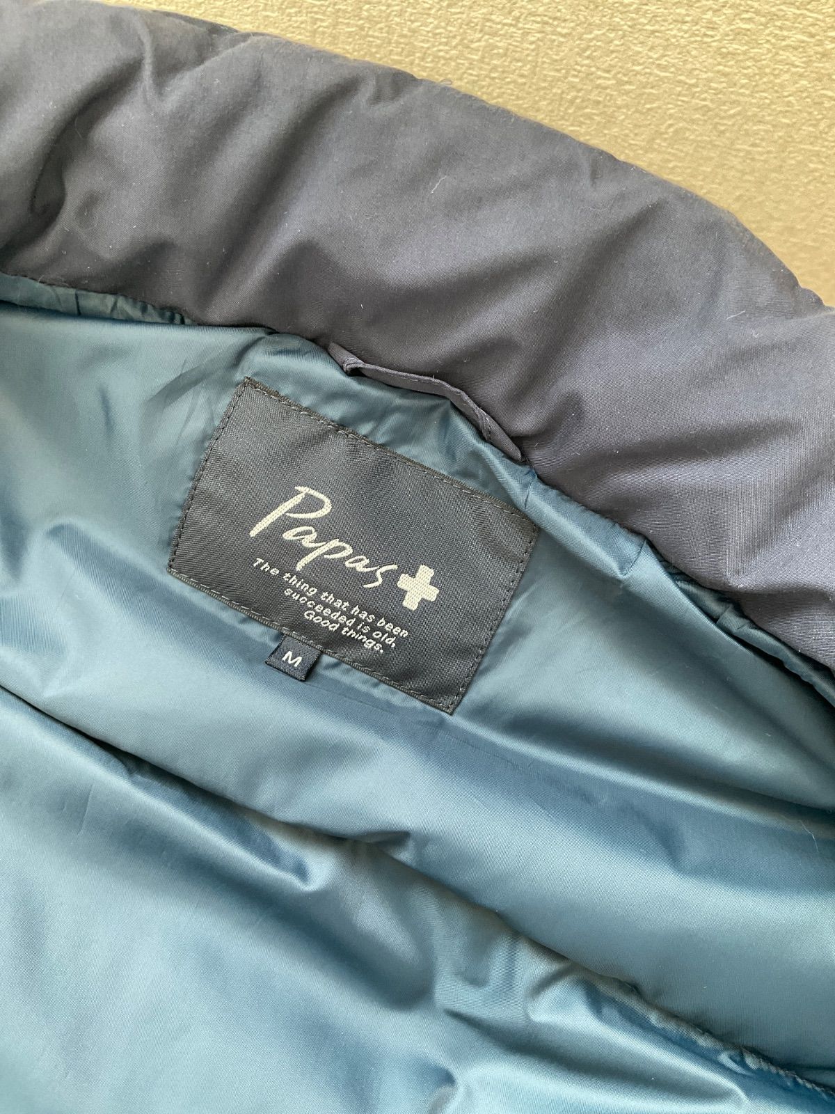 パパスプラス ダウンベスト ワッペン メンズ Mサイズ ネイビー - メルカリ