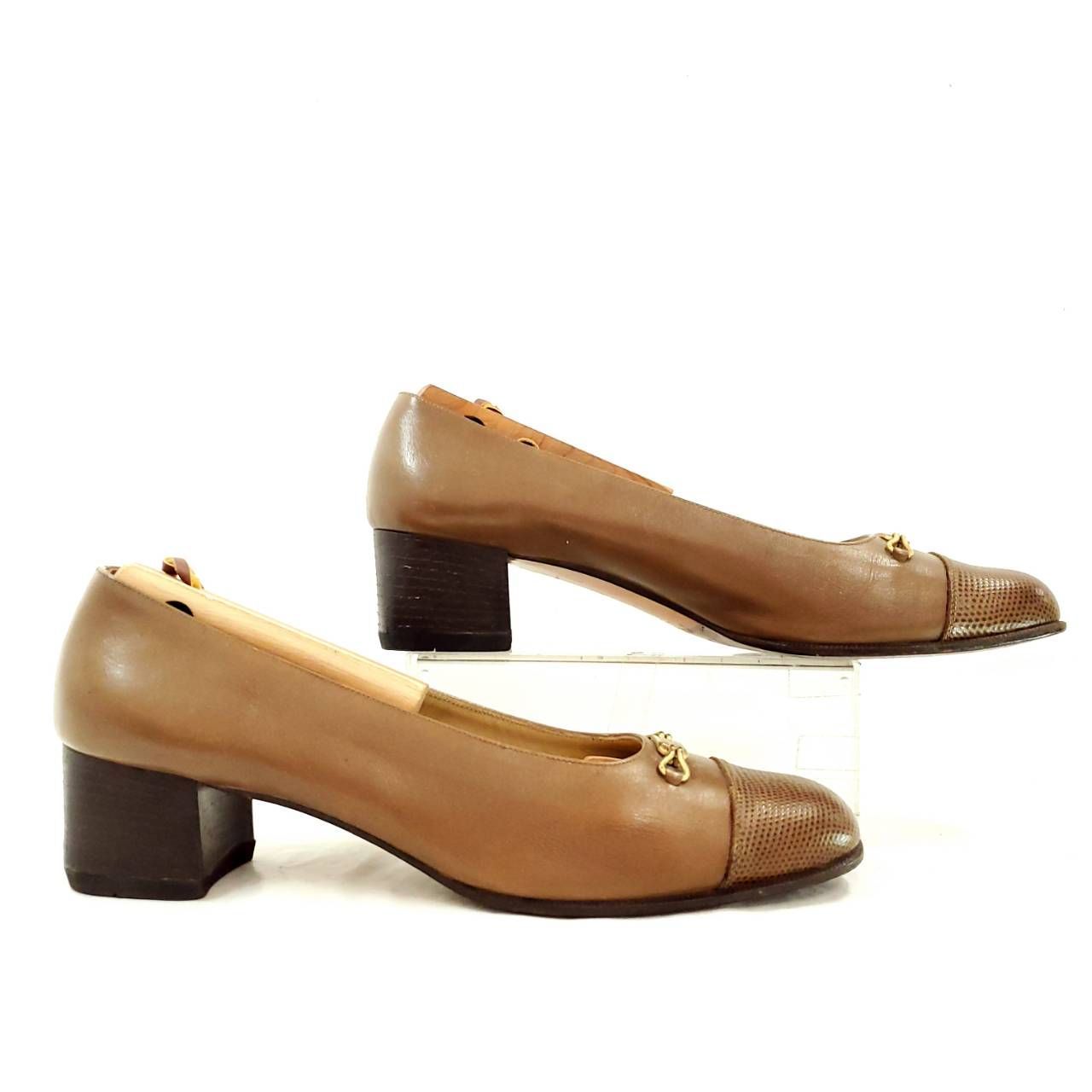 【未使用級】サルバトーレフェラガモ パンプス レザー ゴールド 7C 24.5 サルヴァトーレフェラガモ ヴァラ 金具 リザード 型押し レザー US7.5