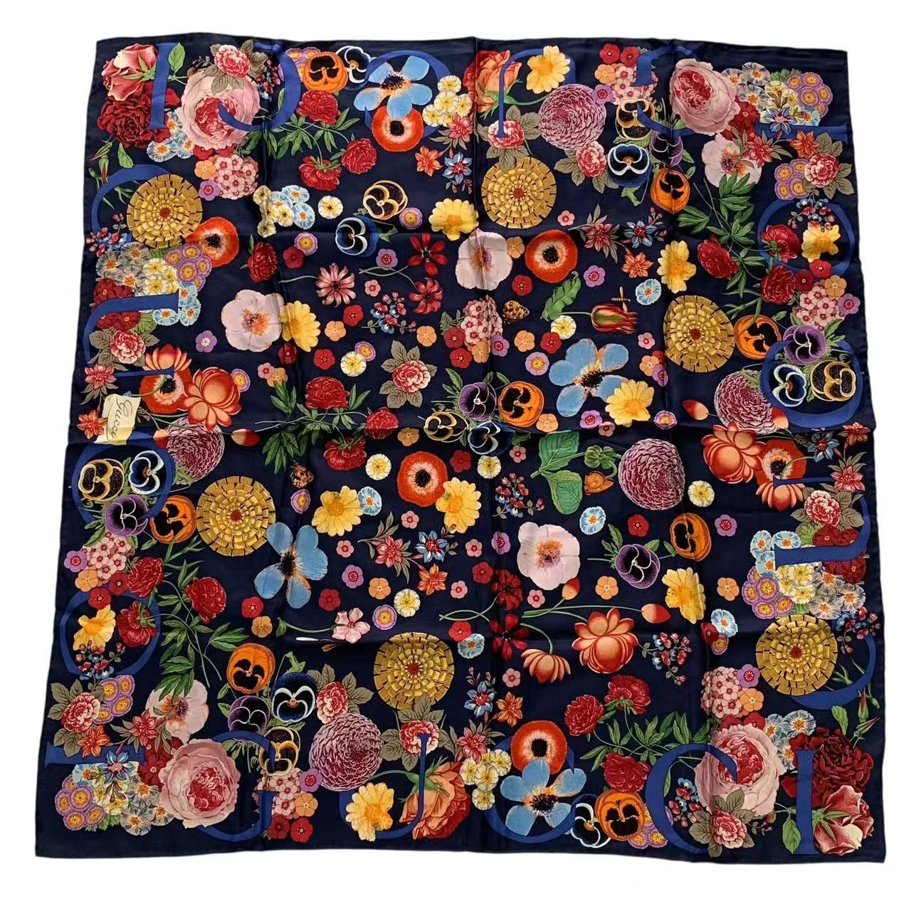 美品【GUCCI】グッチ　バラの花柄スカーフ　大判　シルク　グリーン　透け感 新品同様 GUCCI グッチ スカーフ シルク 大判 花柄 薔薇 ロゴ マルチ