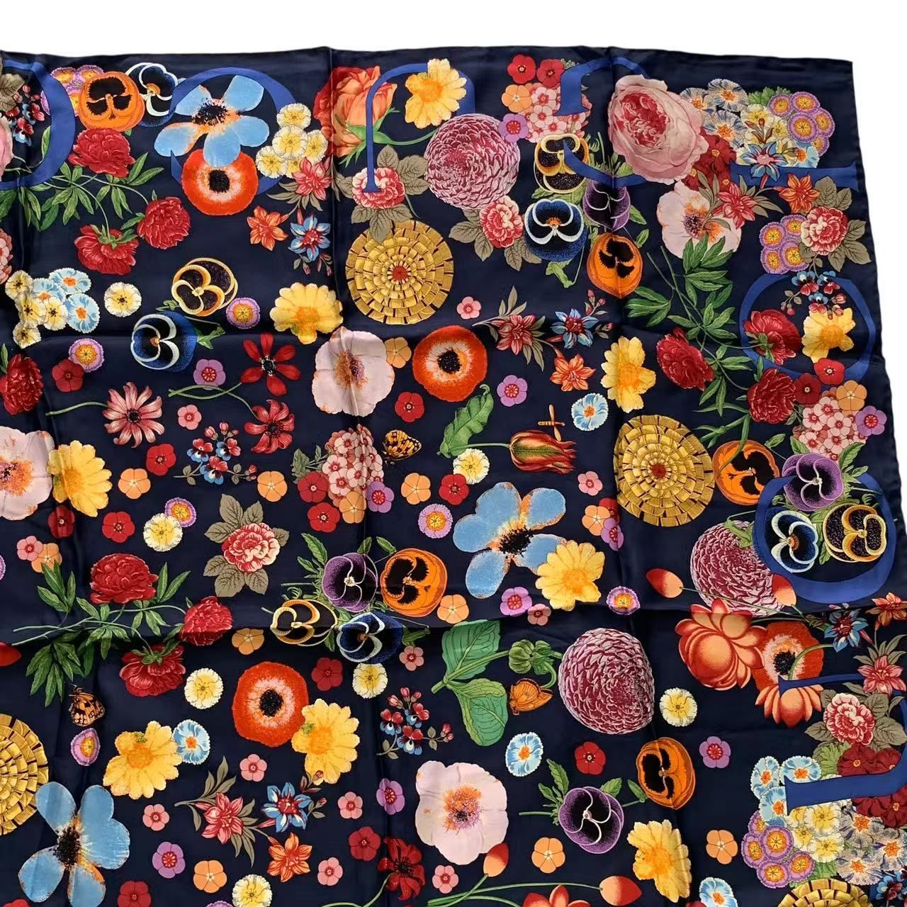 新品同様 GUCCI グッチ スカーフ シルク 大判 花柄 薔薇 ロゴ マルチ