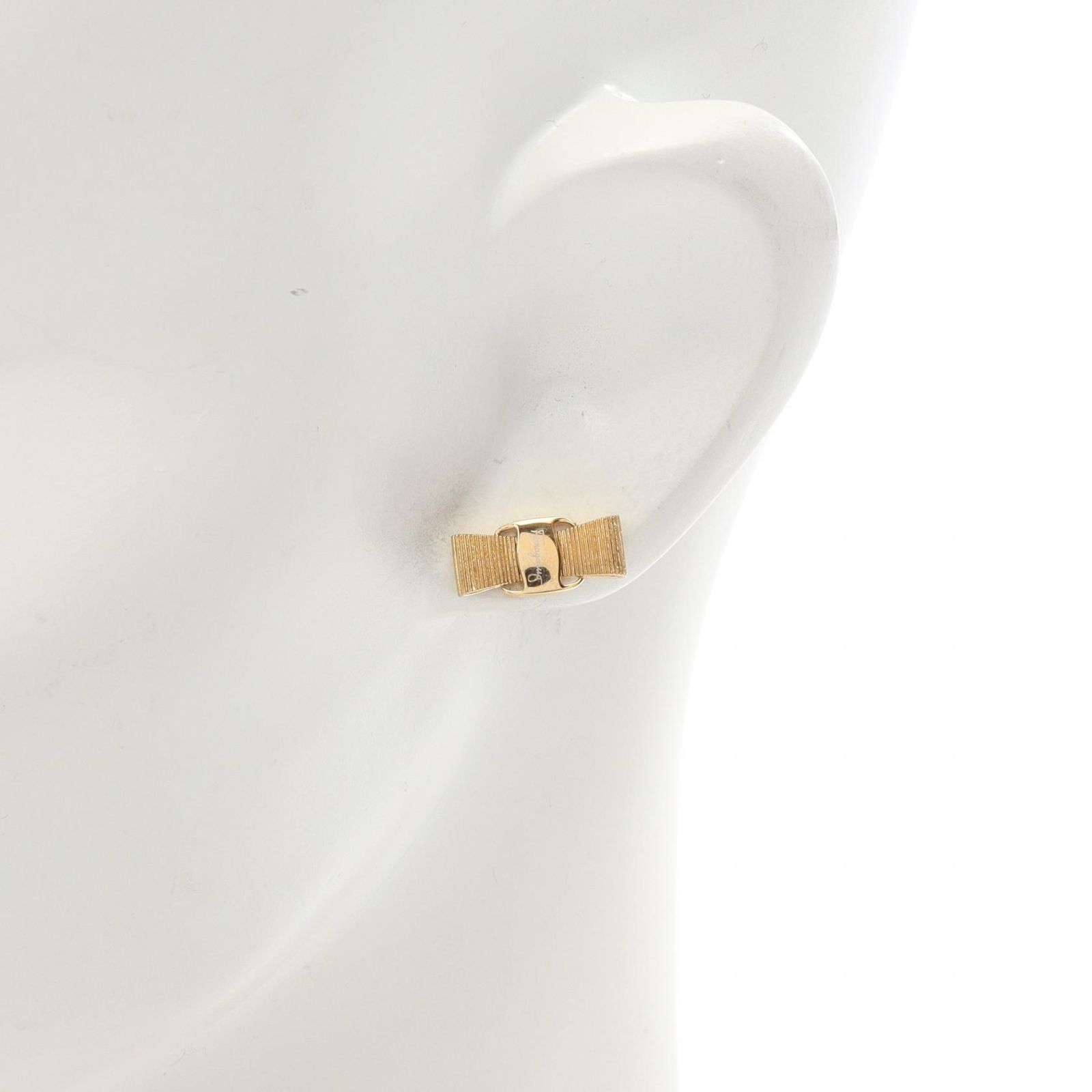 サルヴァトーレフェラガモ Salvatore Ferragamo ピアス ヴァラリボン