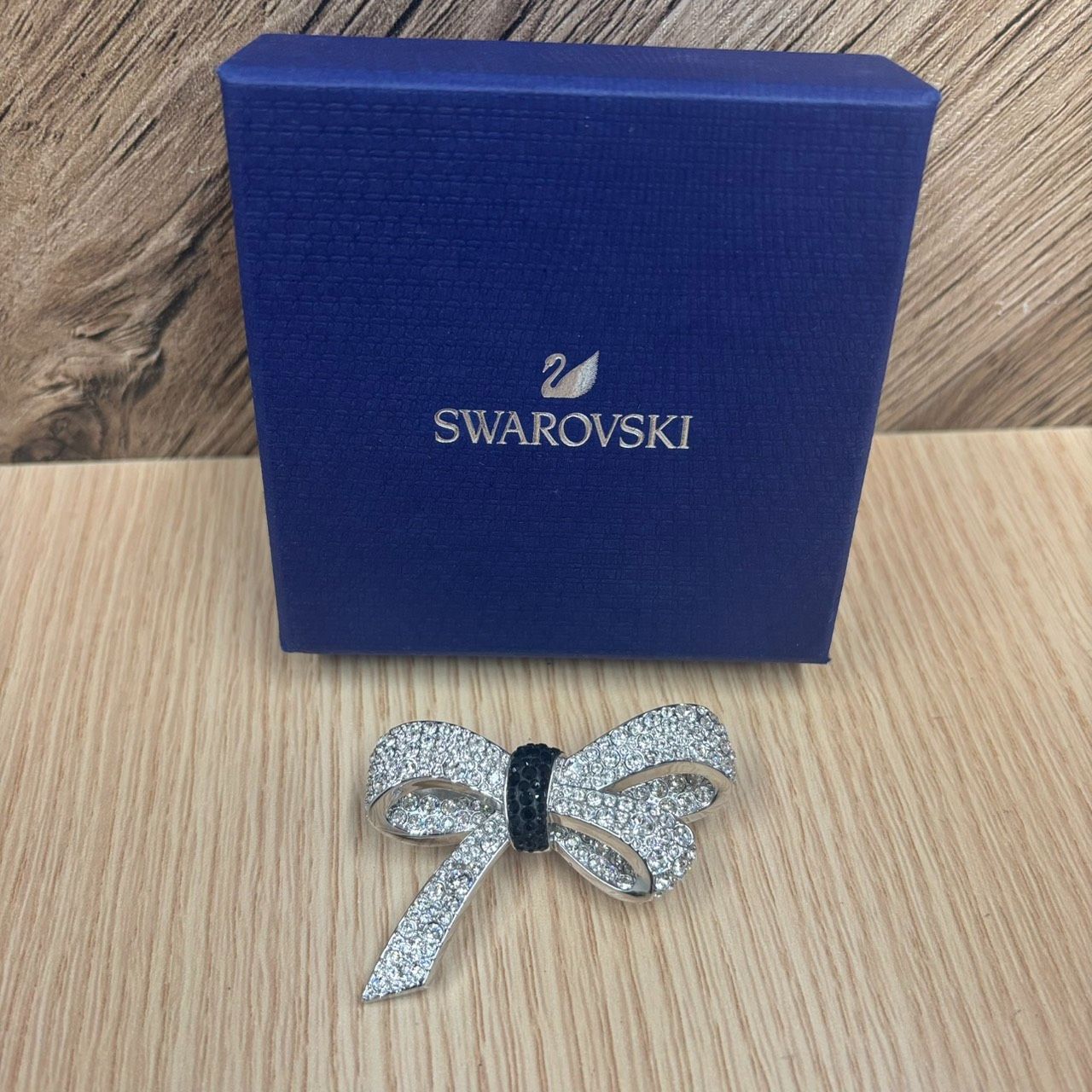 彦】SWAROVSKI スワロフスキー リボンブローチ 箱付き 【3541MS】A27