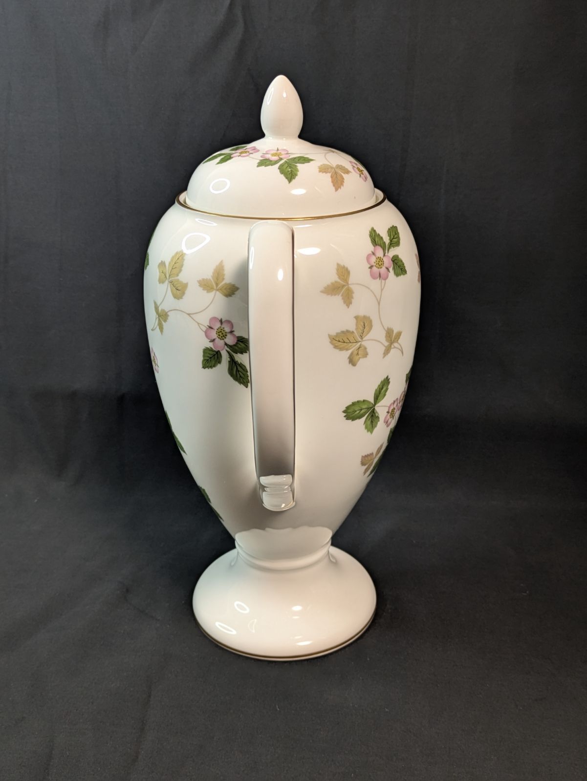 ウェッジウッド ワイルドストロベリー コーヒーポット 英国製 ボーンチャイナ 金彩 花柄 WEDGWOOD Wild Strawberry ティータイム コレクション 食器 イギリス ギフト 黒壷