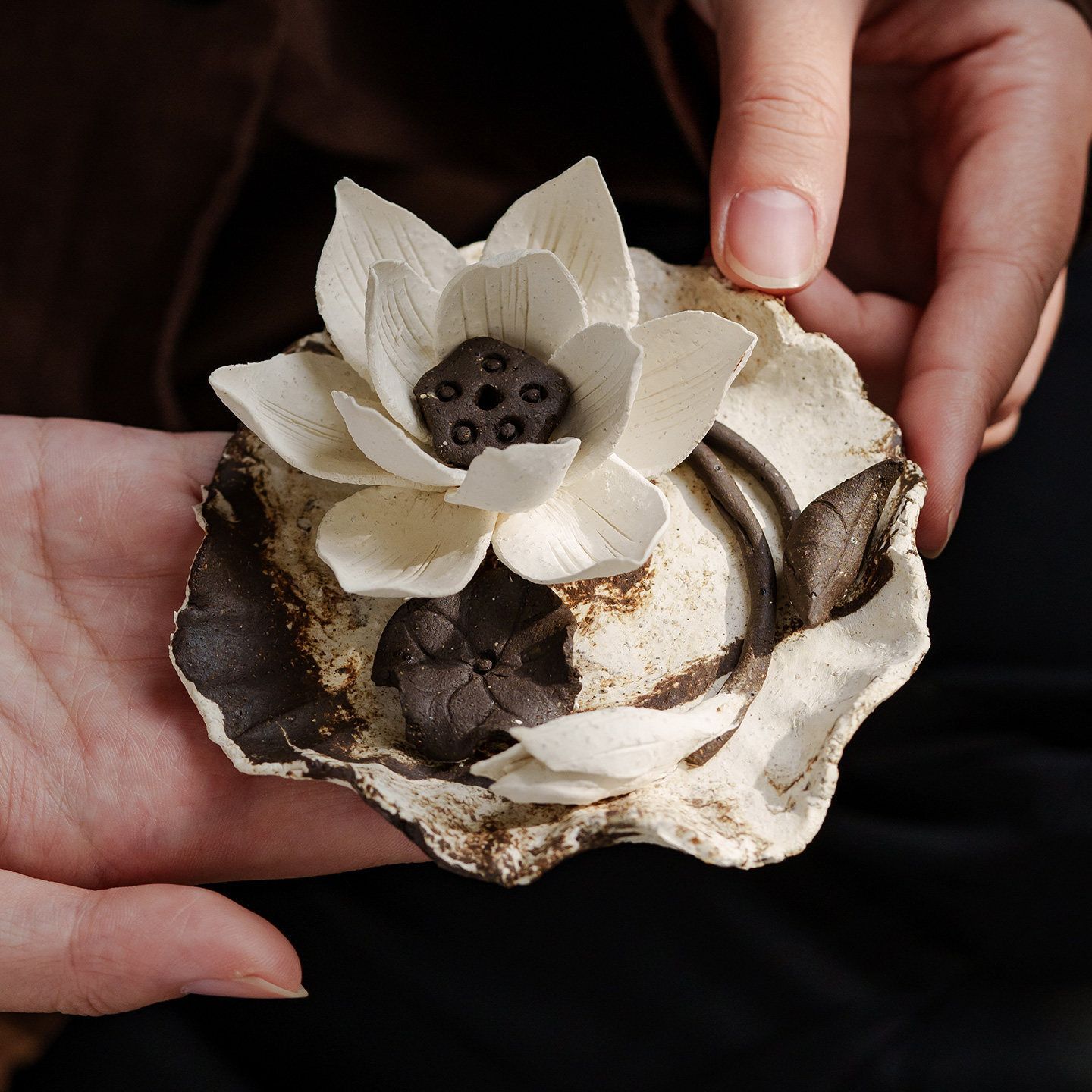 新品未使用 墨月白 咲きかけ 蓮 香立て 陶磁器 非 手捏み 香り 台座