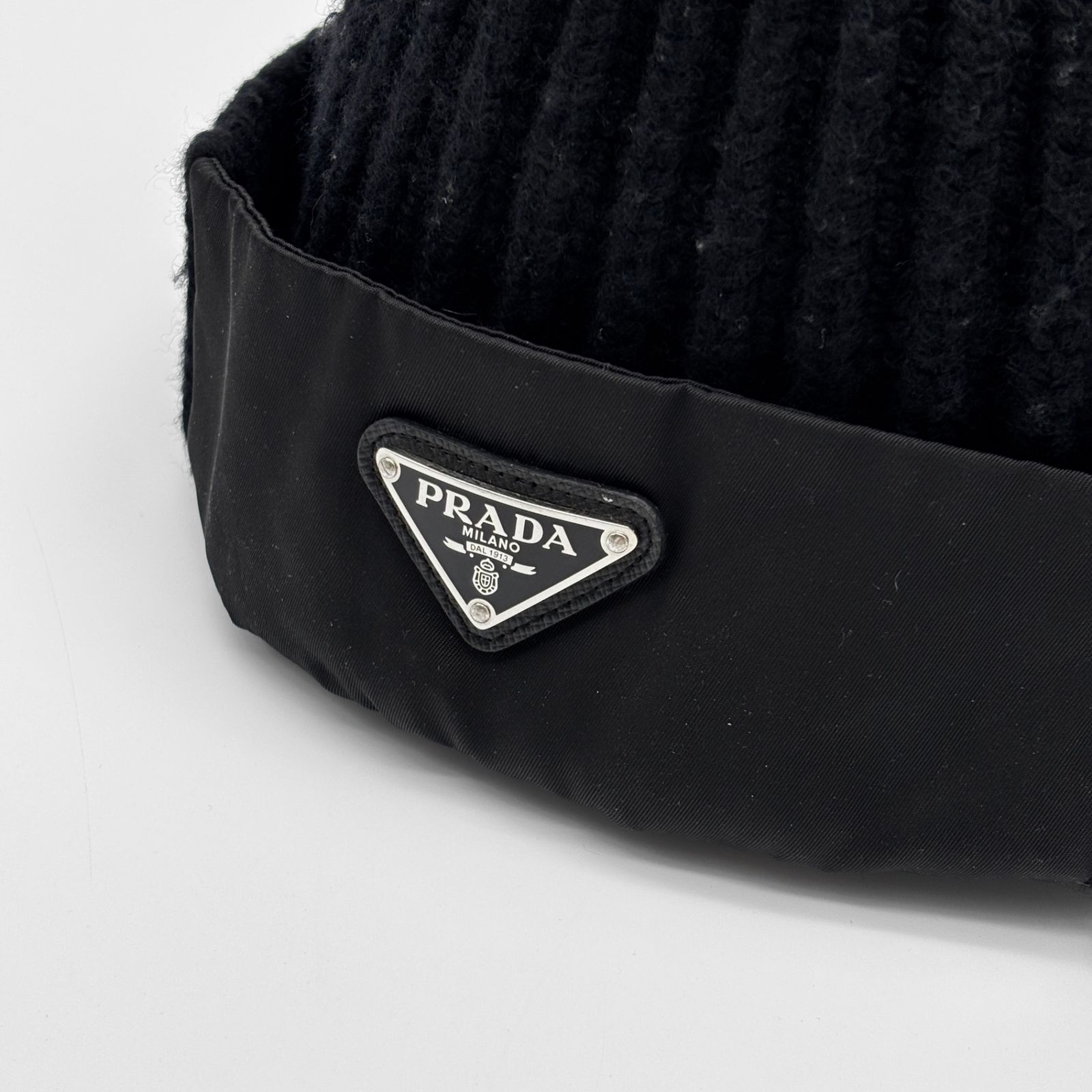 美品・近年モデル PRADA プラダ ニット帽 UMD446 三角ロゴ RFIDモデル
