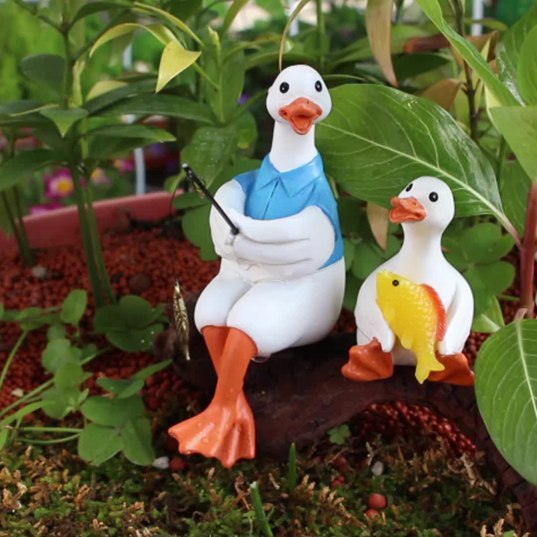 置物 オブジェ ガーデンオーナメント 釣りをしているアヒルの親子