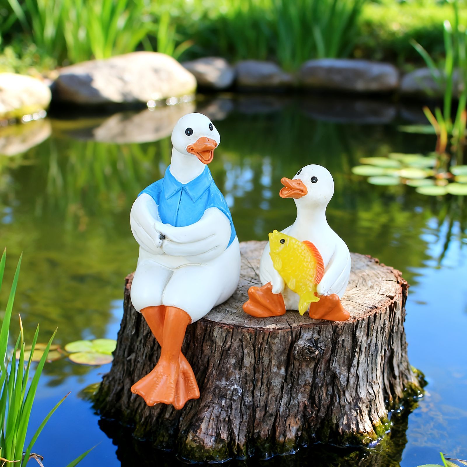置物 オブジェ ガーデンオーナメント 釣りをしているアヒルの親子