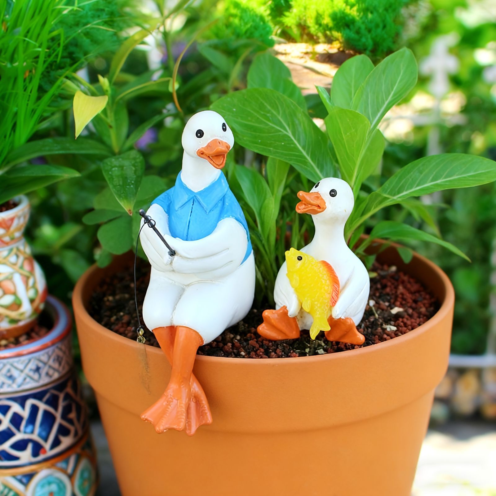 置物 オブジェ ガーデンオーナメント 釣りをしているアヒルの親子