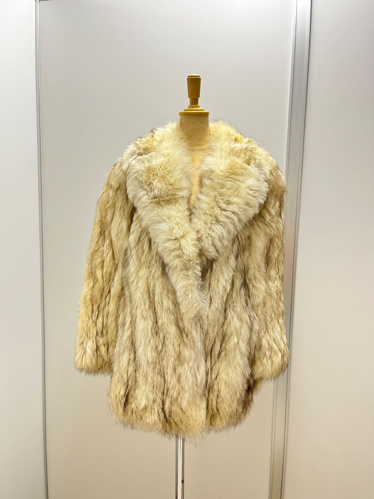 EMBA　リアルファー　フォックス　ショート丈　毛皮　ボリューム EMBA リアルファー フォックス ショート丈 毛皮 ボリューム