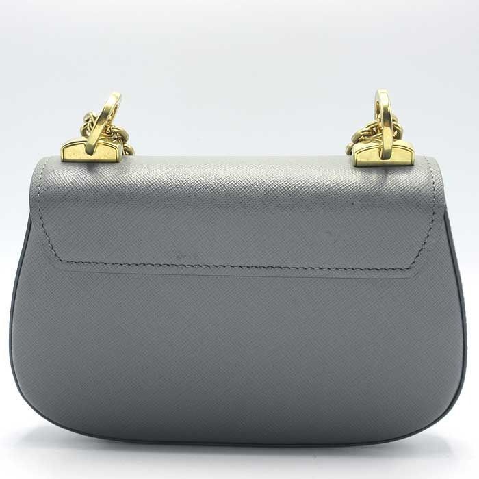 【新品】プラダ 1BD275 SAFFIANO LUX / ARDESIA (グレー系) バッグ ショルダーバッグ PRADA PATTINA サフィアーノレザー メタルロゴ チェーンショルダー 2WAY 斜め掛け 肩掛けアウトレット レディース 新品】プラダ 1BD275 SAFFIANO LUX / ARDESIA (グレー系) バッグ