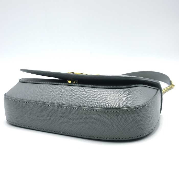 【新品】プラダ 1BD275 SAFFIANO LUX / ARDESIA (グレー系) バッグ ショルダーバッグ PRADA PATTINA サフィアーノレザー メタルロゴ チェーンショルダー 2WAY 斜め掛け 肩掛けアウトレット レディース PRADA - 【新品】プラダ 1BD275 SAFFIANO LUX / ARDESIA (グレー系