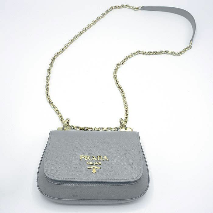 【新品】プラダ 1BD275 SAFFIANO LUX / ARDESIA (グレー系) バッグ ショルダーバッグ PRADA PATTINA サフィアーノレザー メタルロゴ チェーンショルダー 2WAY 斜め掛け 肩掛けアウトレット レディース 新品】プラダ 1BD275 SAFFIANO LUX / ARDESIA (グレー系) バッグ