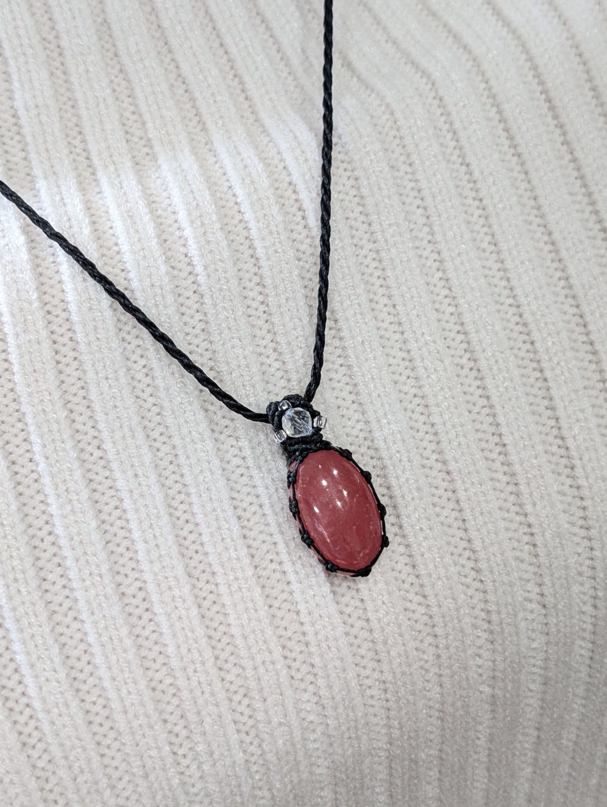 インカローズのマクラメ編みネックレス ☆小さめ☆インカローズ・ロードクロサイト☆マクラメ編みネックレス