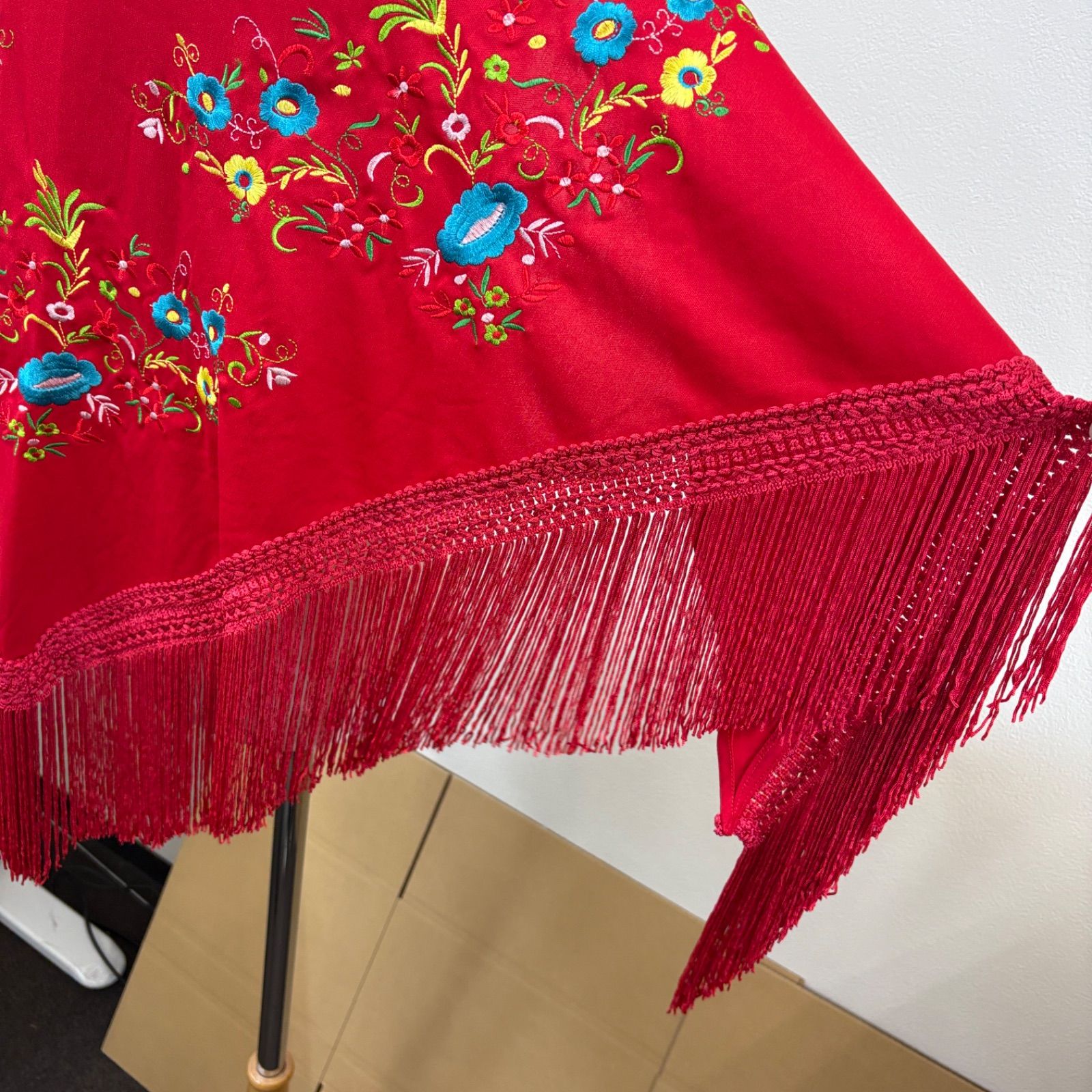 フラメンコ シージョ 赤 花 刺繍 フリンジ ショール - メルカリ