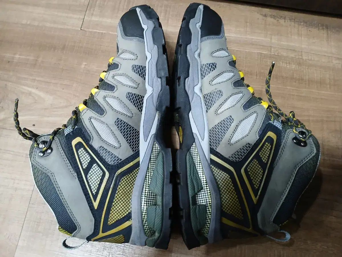 トレッキングシューズ