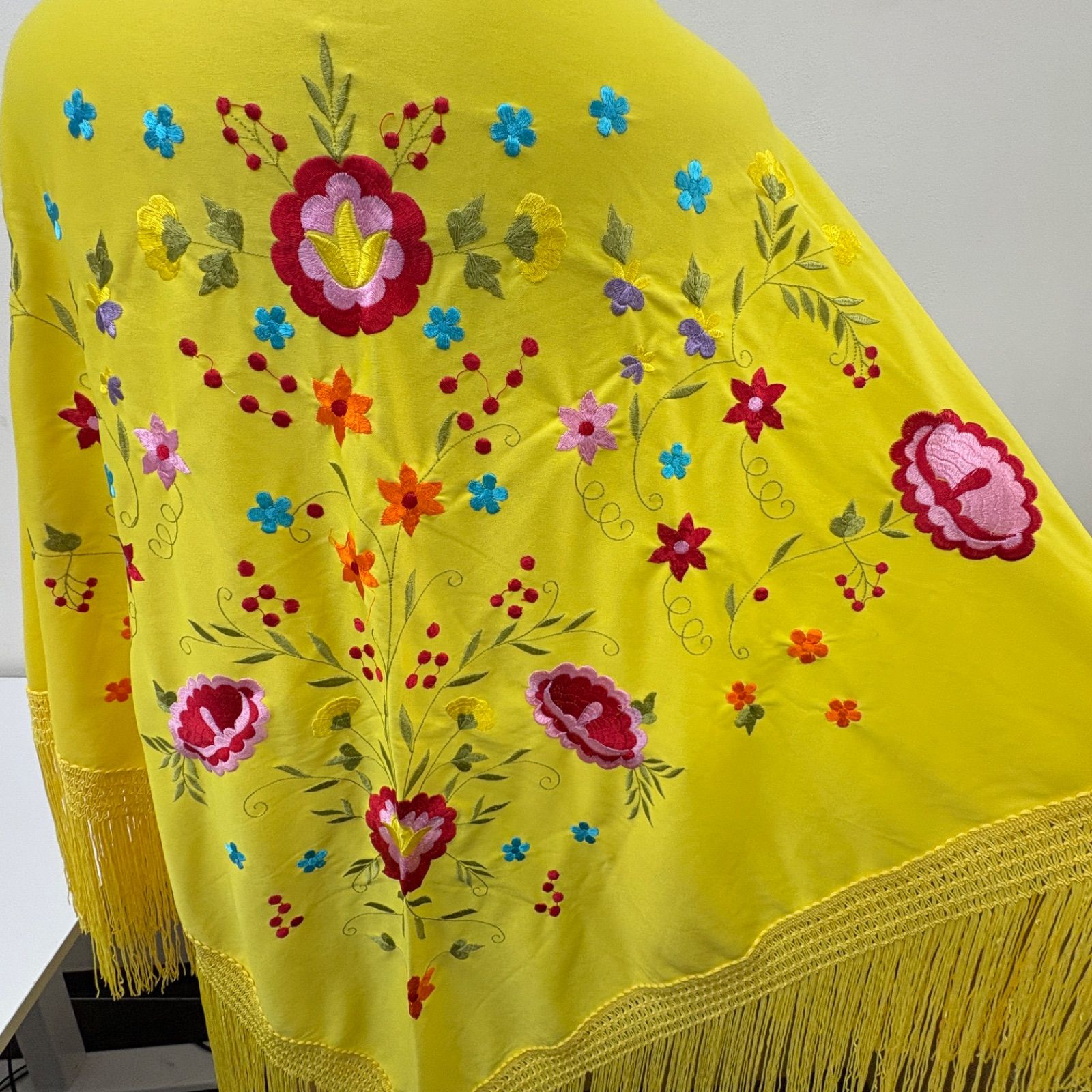 フラメンコ用イエロー刺繍　シージョ　フリンジ付き フラメンコ シージョ 黄色 イエロー 花 刺繍 フリンジ ショール - メルカリ