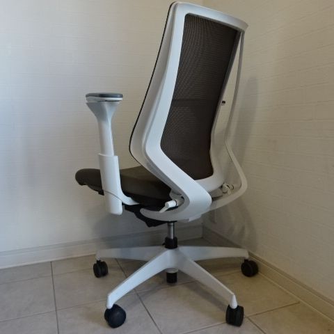 コクヨ デュオラチェア 可動肘 多機能リモートワークに最適 お部屋に馴染むおしゃれ ブラウン系メッシュ椅子 白色フレーム