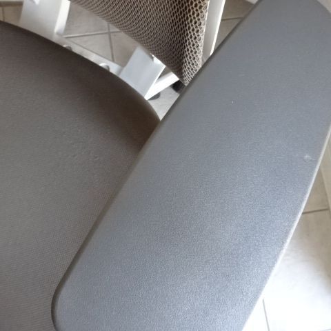  コクヨ デュオラチェア 可動肘 多機能リモートワークに最適 お部屋に馴染むおしゃれ ブラウン系メッシュ椅子 白色フレーム 角度調整 オフィスチェア ワークチェア 椅子 チェア