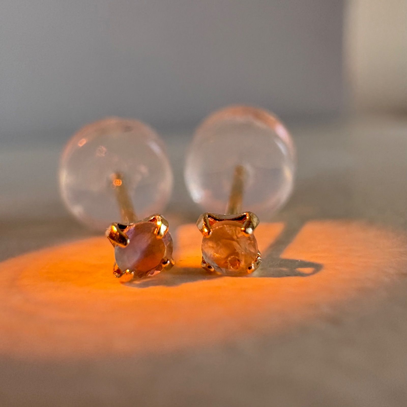 K18 天然石アレキサンドライト ピアス ラウンド 希少 レア カラー