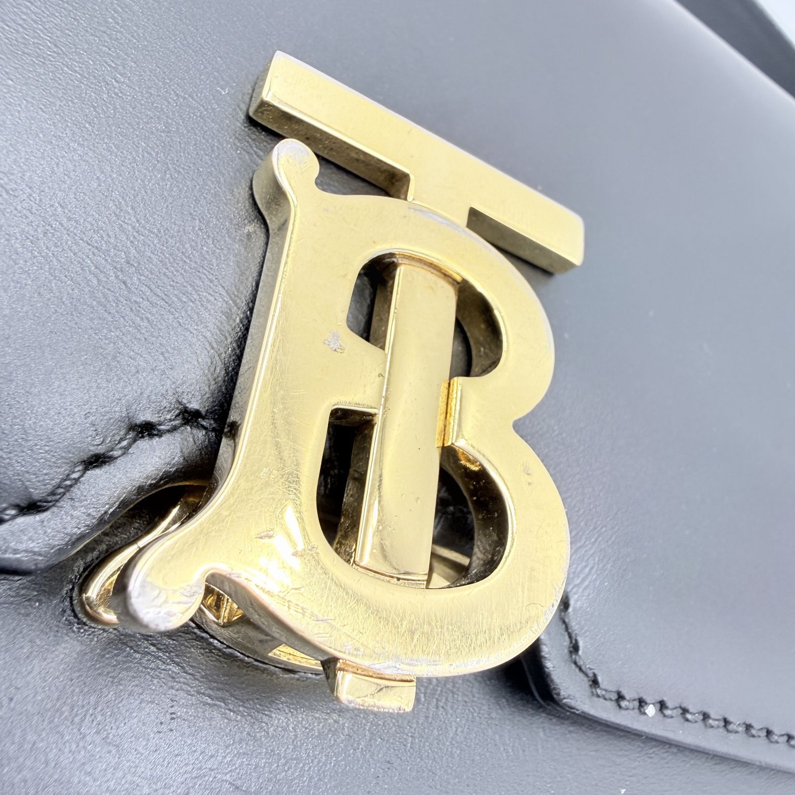 BURBERRY（バーバリー）TBロゴ ベルトバッグ レザー ブラック ゴールド