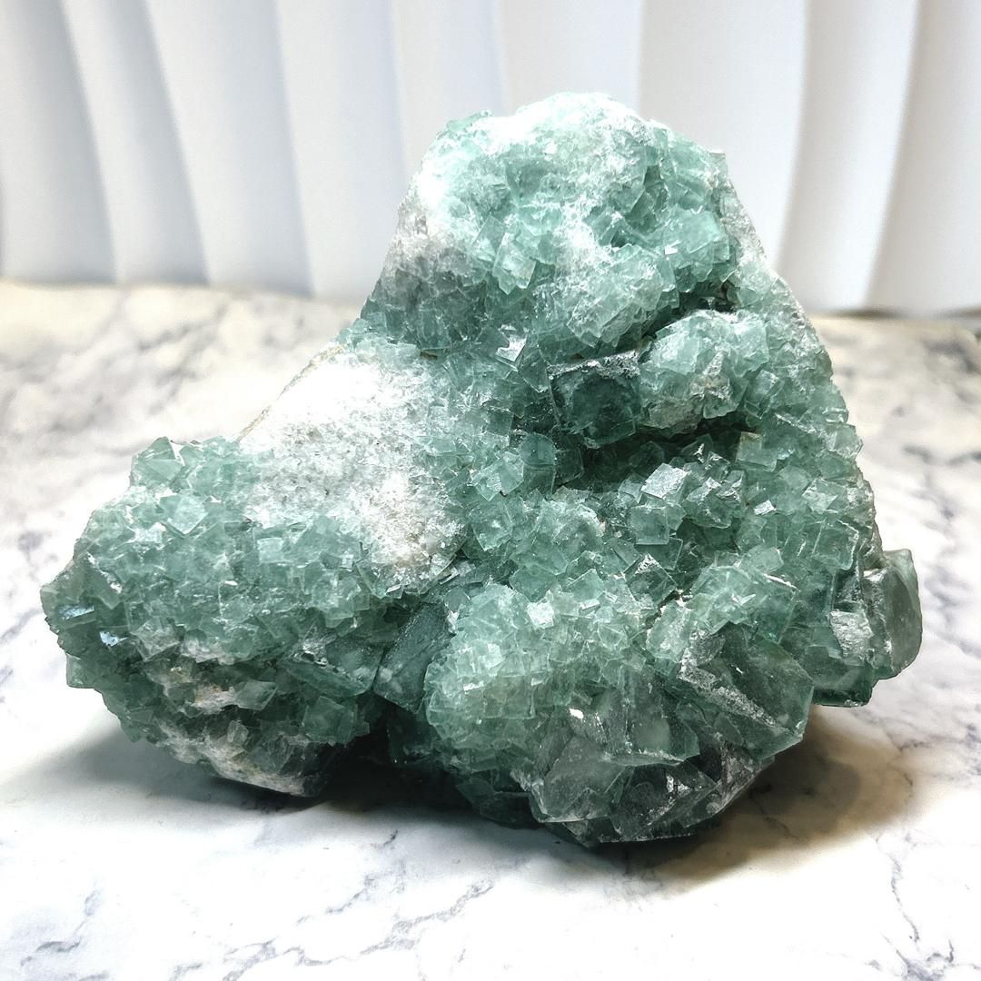 E17775 強い蛍光 マダガスカル産 蛍石 クラスター フローライト 蛍光鉱物 天然石 鉱物 原石 パワーストーン