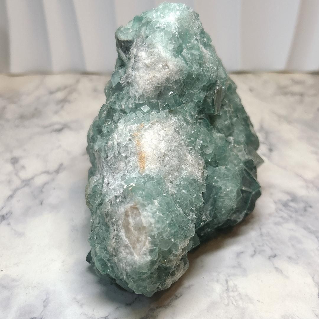  E17775 強い蛍光 マダガスカル産 蛍石 クラスター フローライト 蛍光鉱物 天然石 鉱物 原石 パワーストーン リビング雑貨 置物 インテリア小物