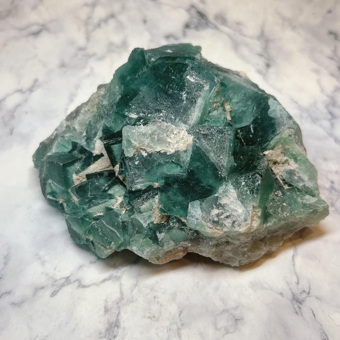 E17777 強い蛍光 マダガスカル産 蛍石 クラスター フローライト 蛍光鉱物 天然石 鉱物 原石 パワーストーン