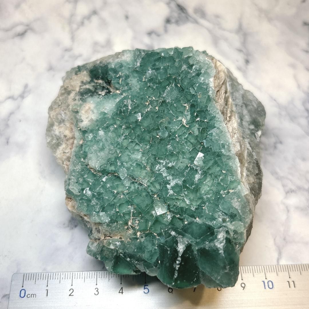  E17777 強い蛍光 マダガスカル産 蛍石 クラスター フローライト 蛍光鉱物 天然石 鉱物 原石 パワーストーン 壁掛けディスプレイ 置物 インテリア小物