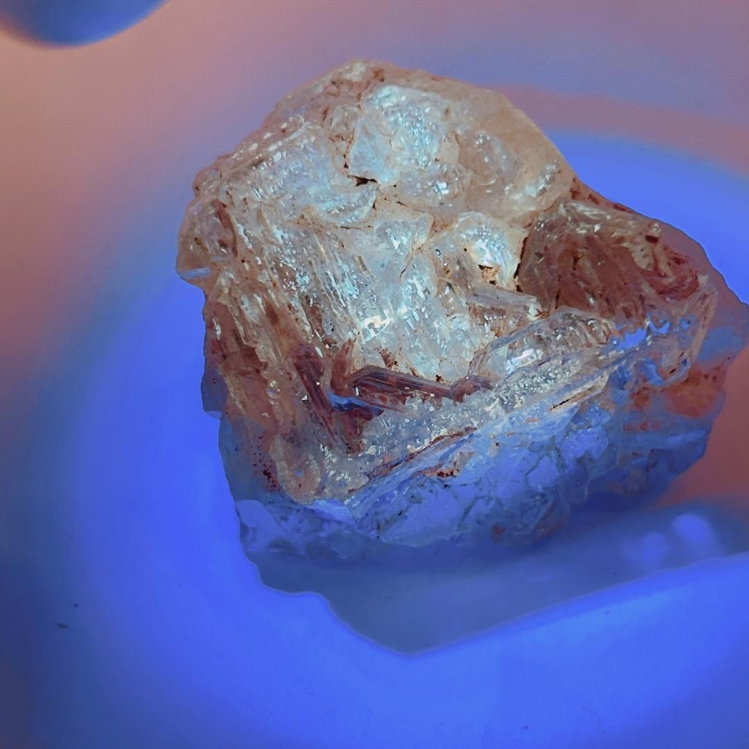 E17781 オイルin水晶 オイル入り水晶 オイル 蛍光 内包物のオイルが蛍光 パワーストーン 天然石