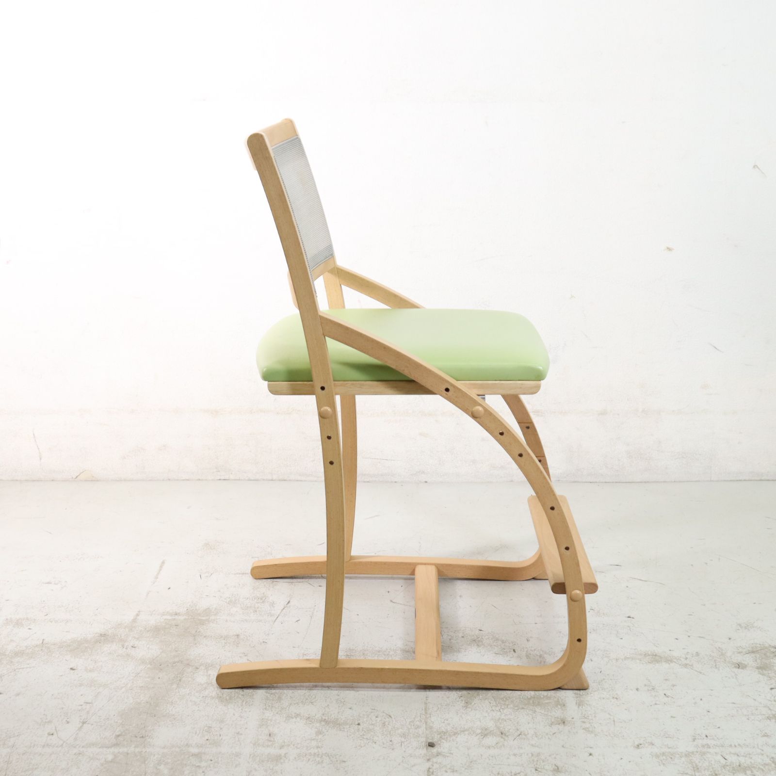 カリモク　クレシェ　デスクチェア　学習椅子　イス　椅子　チェア　キッズチェア Amazon.co.jp: カリモク デスクチェア 学習チェア クレシェ 学習椅子