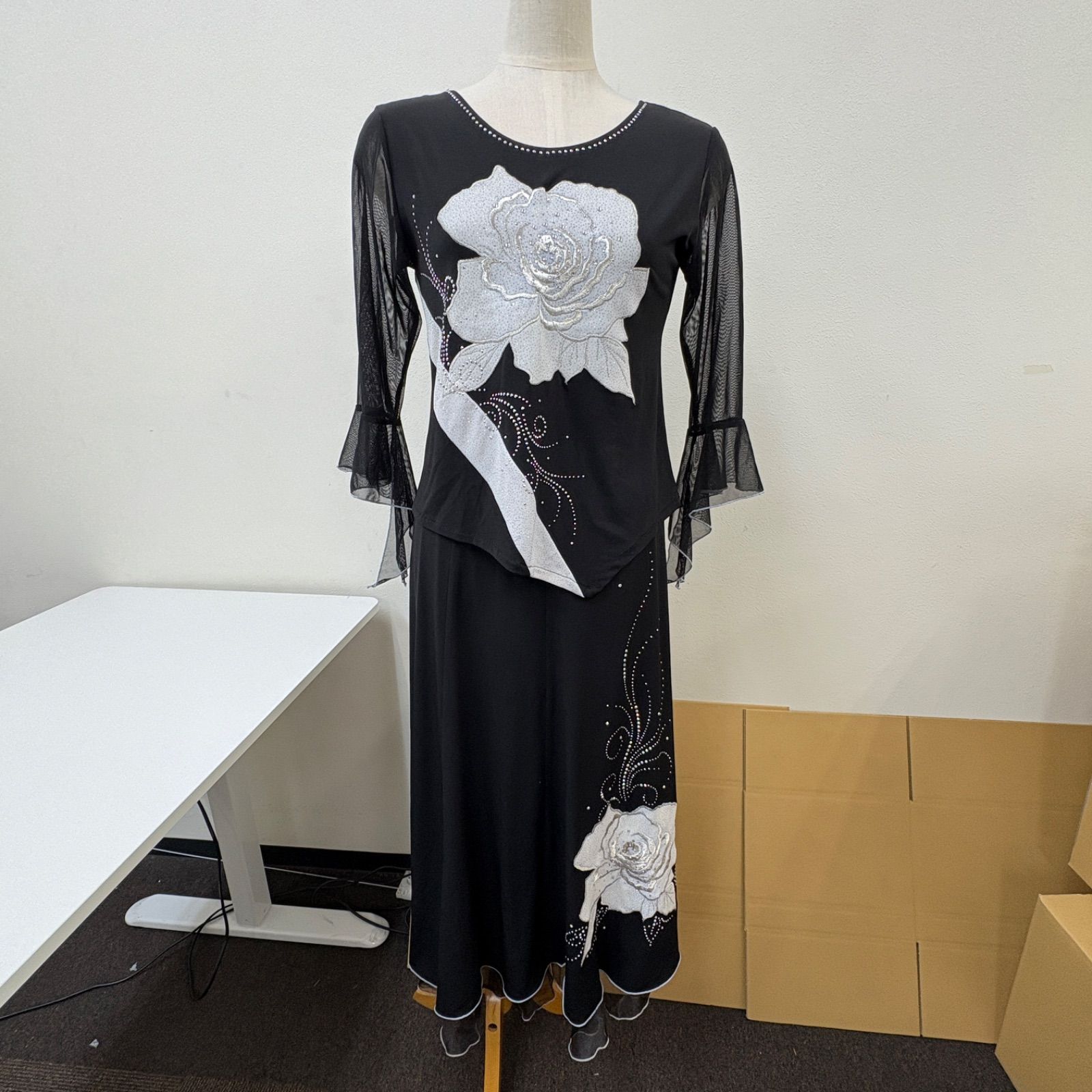 社交ダンス ダンス衣装 セットアップ 黒 薔薇 スパンコール 袖レース