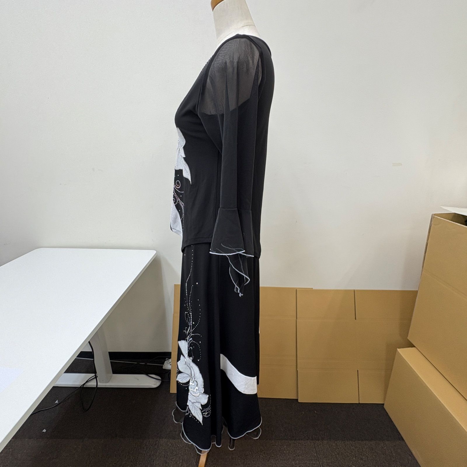 社交ダンス ダンス衣装 セットアップ 黒 薔薇 スパンコール 袖レース