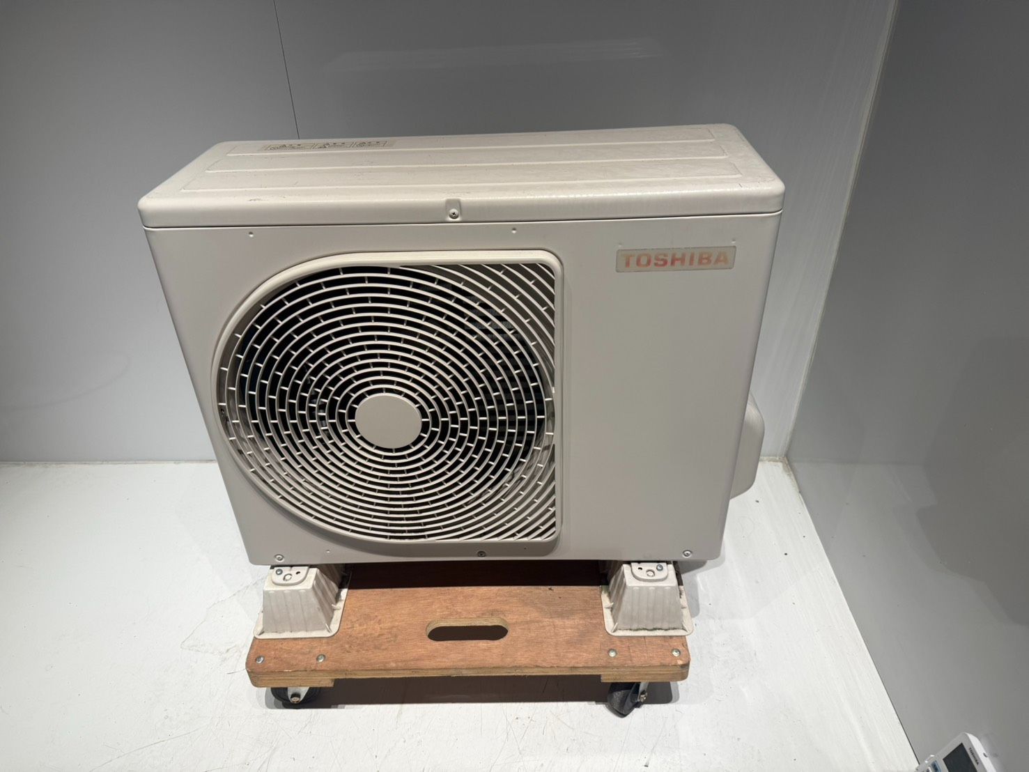 318 TOSHIBA 2022年製エアコン 6～8畳用 整備済み - メルカリ