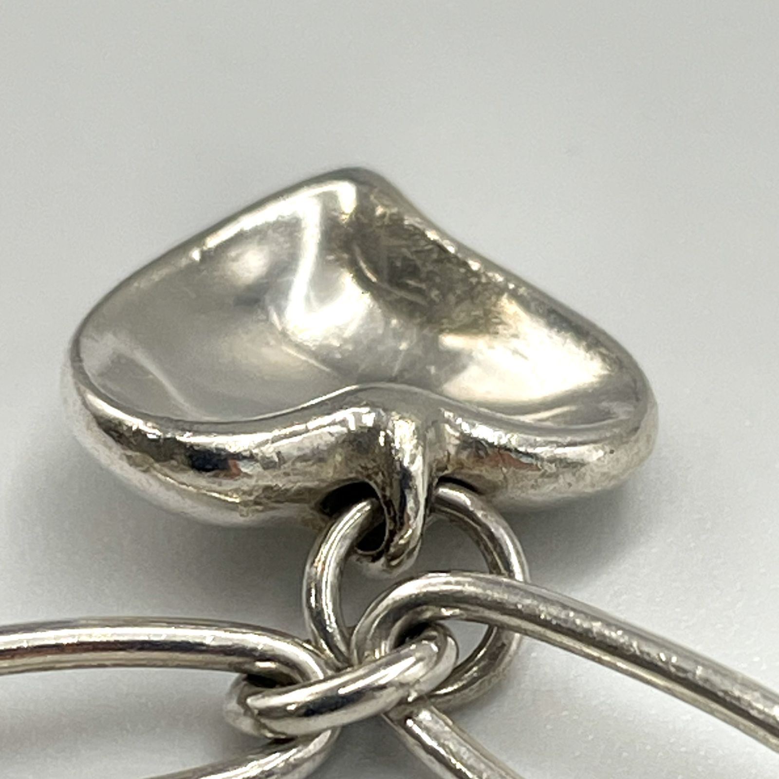 控えめな可愛さを手元に】TIFFANY&Co. ティファニー カーブドハート