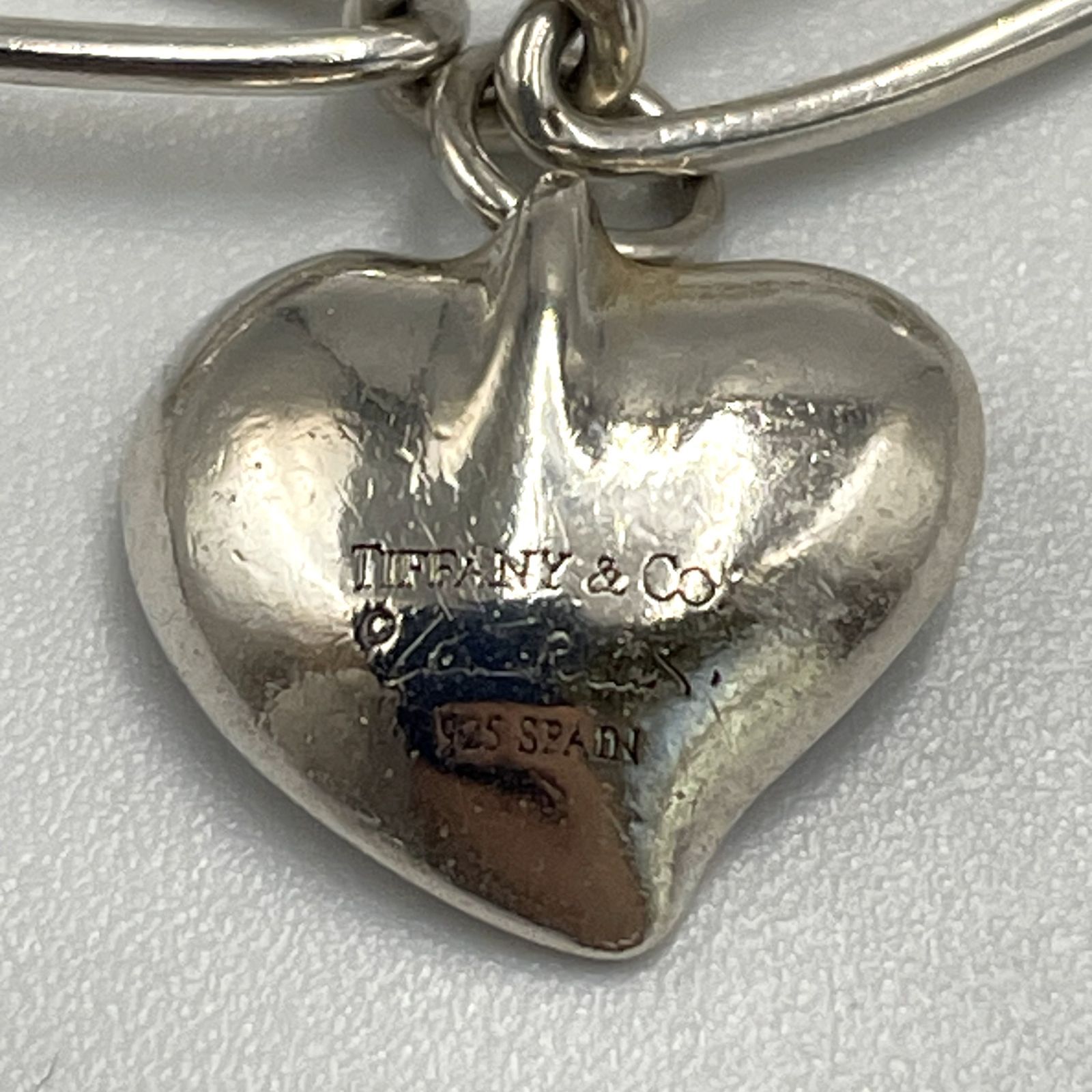 控えめな可愛さを手元に】TIFFANY&Co. ティファニー カーブドハート