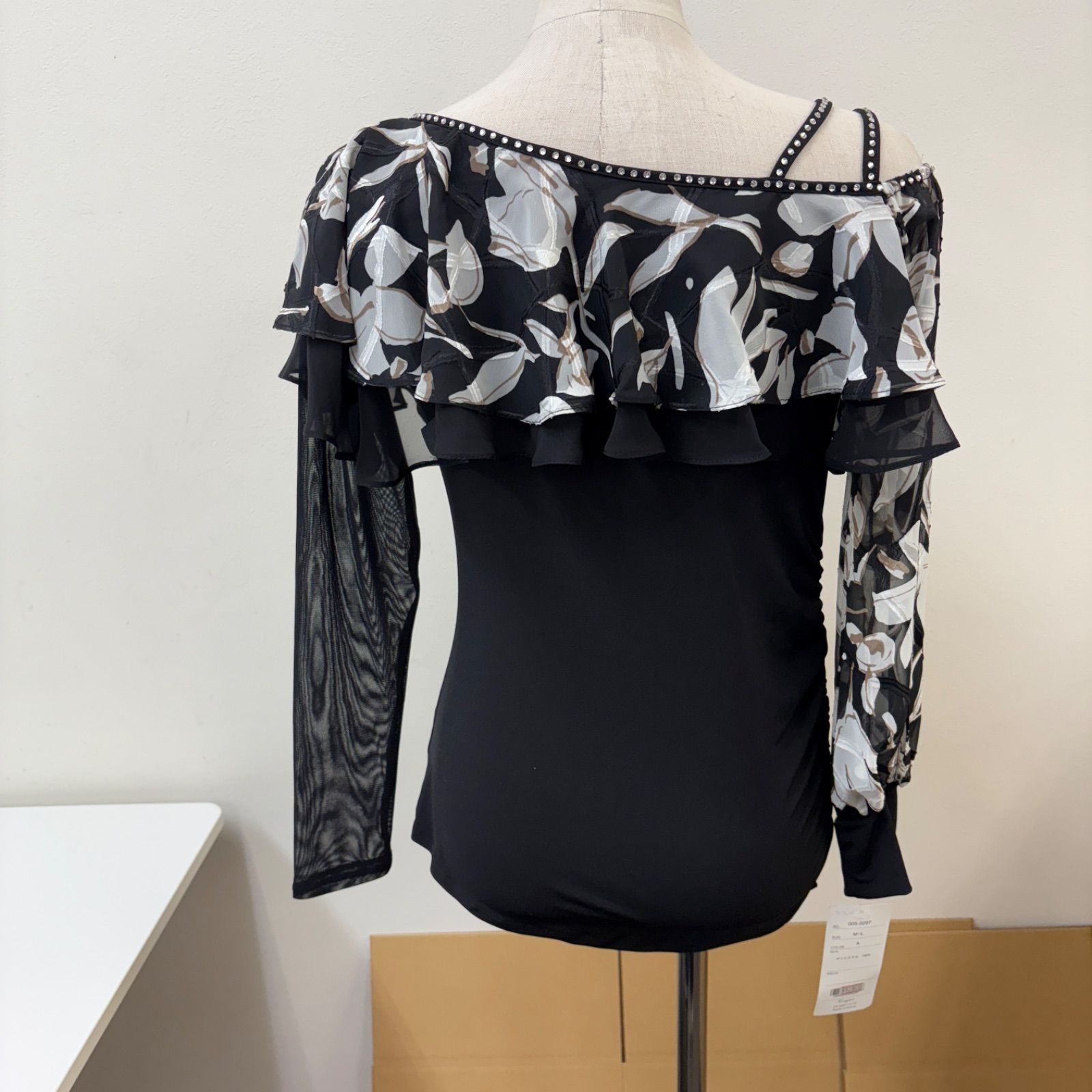 新品 社交ダンス セットアップ モノトーン花柄 Roger】社交ダンス ダンス衣装 セットアップ 黒 花柄 袖レース タグ