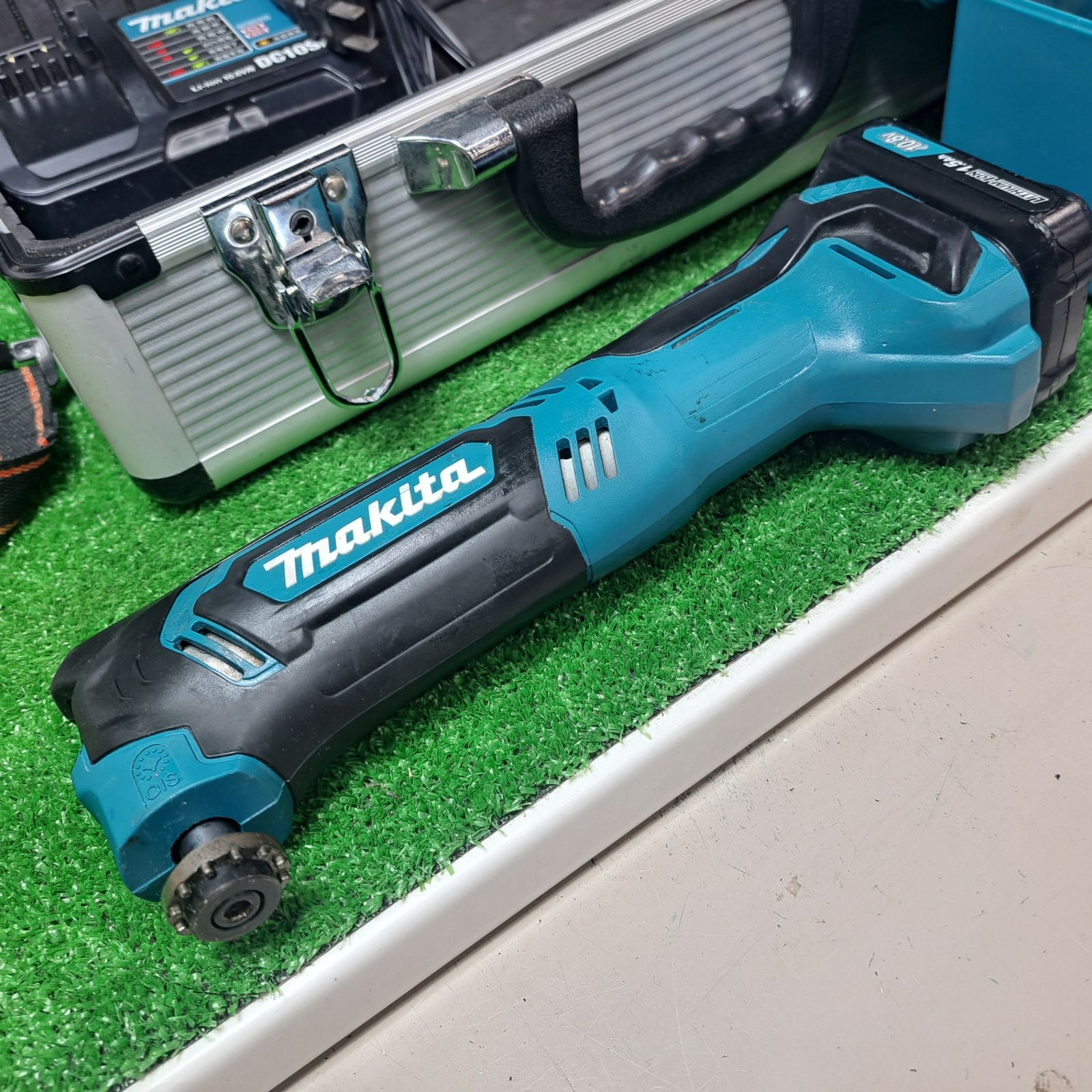 マキタ makita コードレスマルチツール TM 30 DSH 鍵つきアタッシュケース付き