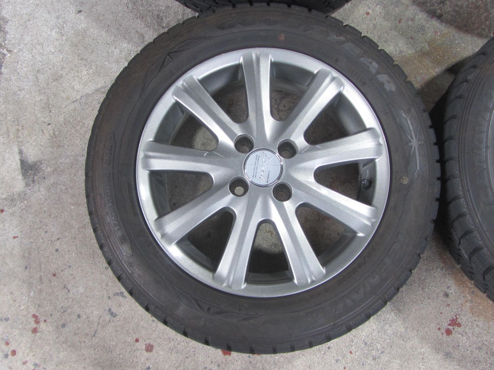 大特価】175/65R15 スタッドレス グッドイヤー アイスナビ6 アクア