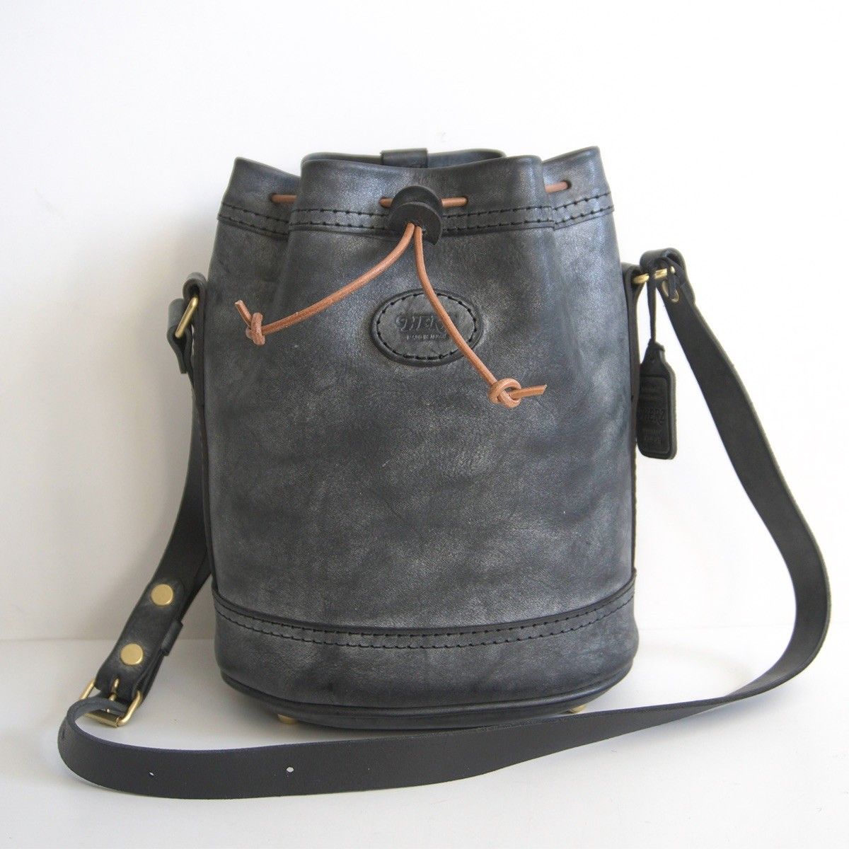 極美品】 HERZ 【アラスカ革/巾着 ショルダーバッグ】 バッグ レザー 