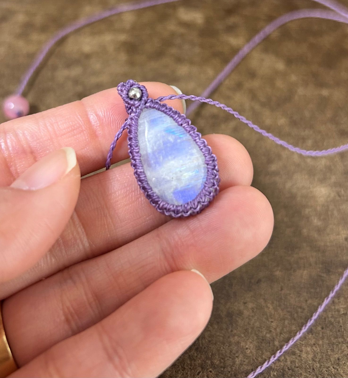 レインボームーンストーン マクラメ ネックレス ペンダント - メルカリ