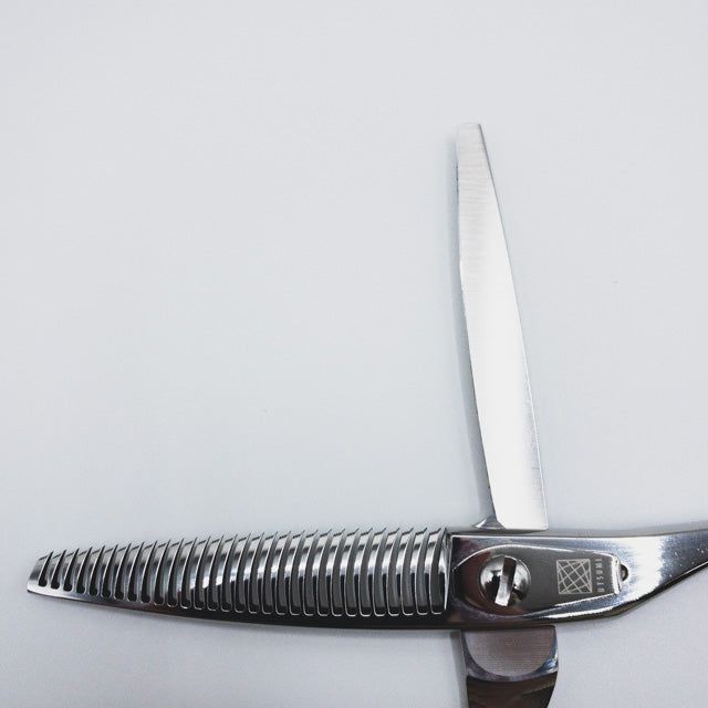 シザー すきバサミ　U&U UTSUMI 新品未使用【内海ウツミUTSUMI】U&U AT30 メガネ シザー セニング 美容