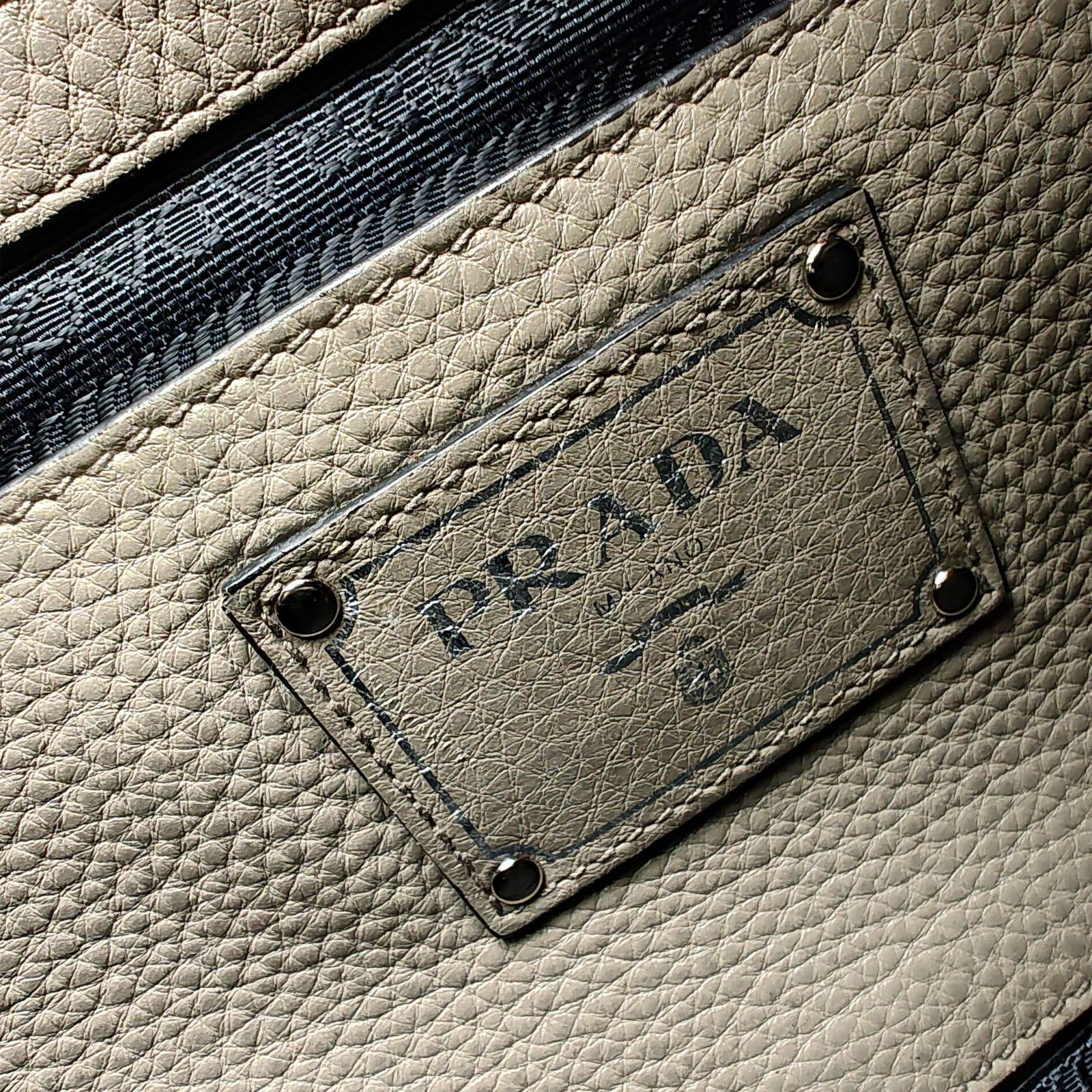 プラダ ショルダーバッグ レザー ベージュ シルバー金具 クラッチ 