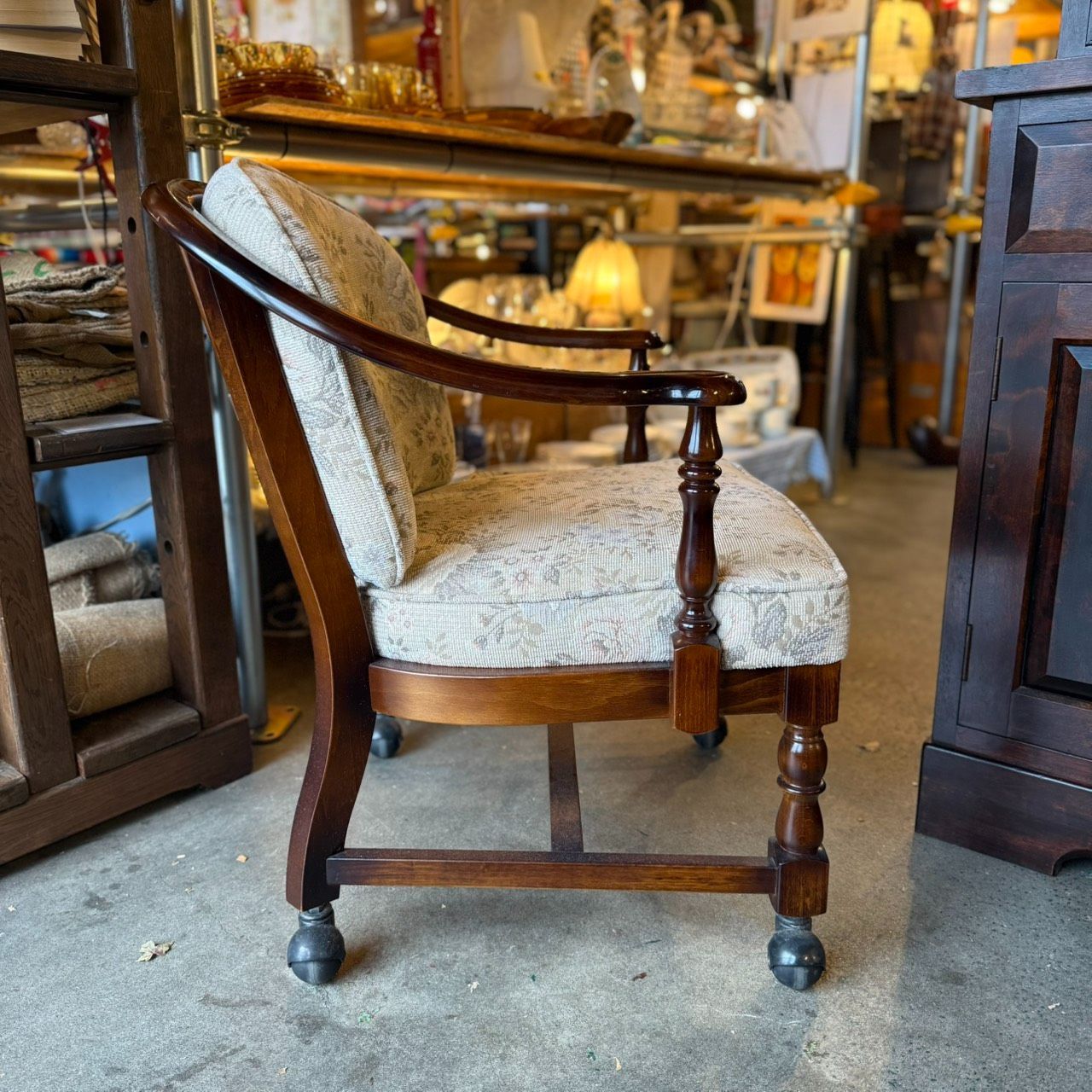 ②【カリモク】コロニアル アームチェアー キャスター付 karimoku カリモク家具 コロニアル アームチェア キャスター付き